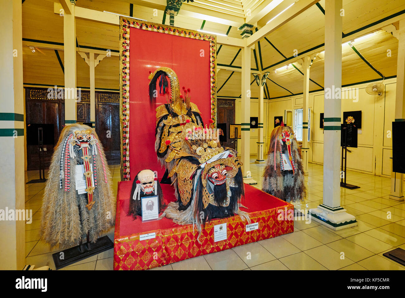 Intérieur de la maison de masques et de marionnettes Setia Darma, Mas, Ubud, Bali, Indonésie. Banque D'Images