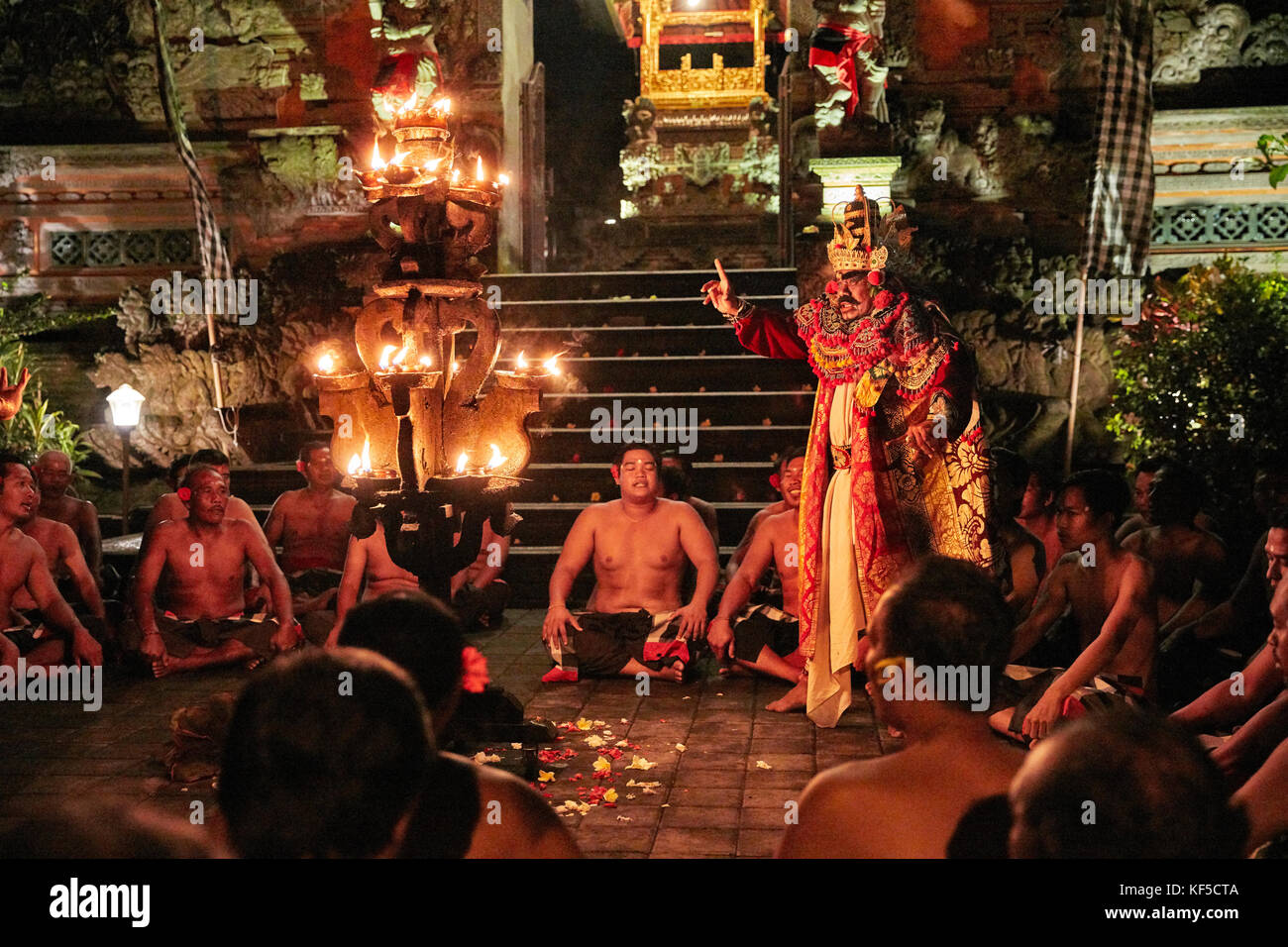 Spectacle de danse Kecak au temple Pura Puseh. Ubud, Bali, Indonésie. Banque D'Images Spectacle de danse Kecak au temple Pura Puseh. Ubud, Bali, Indonésie. Banque D'Images