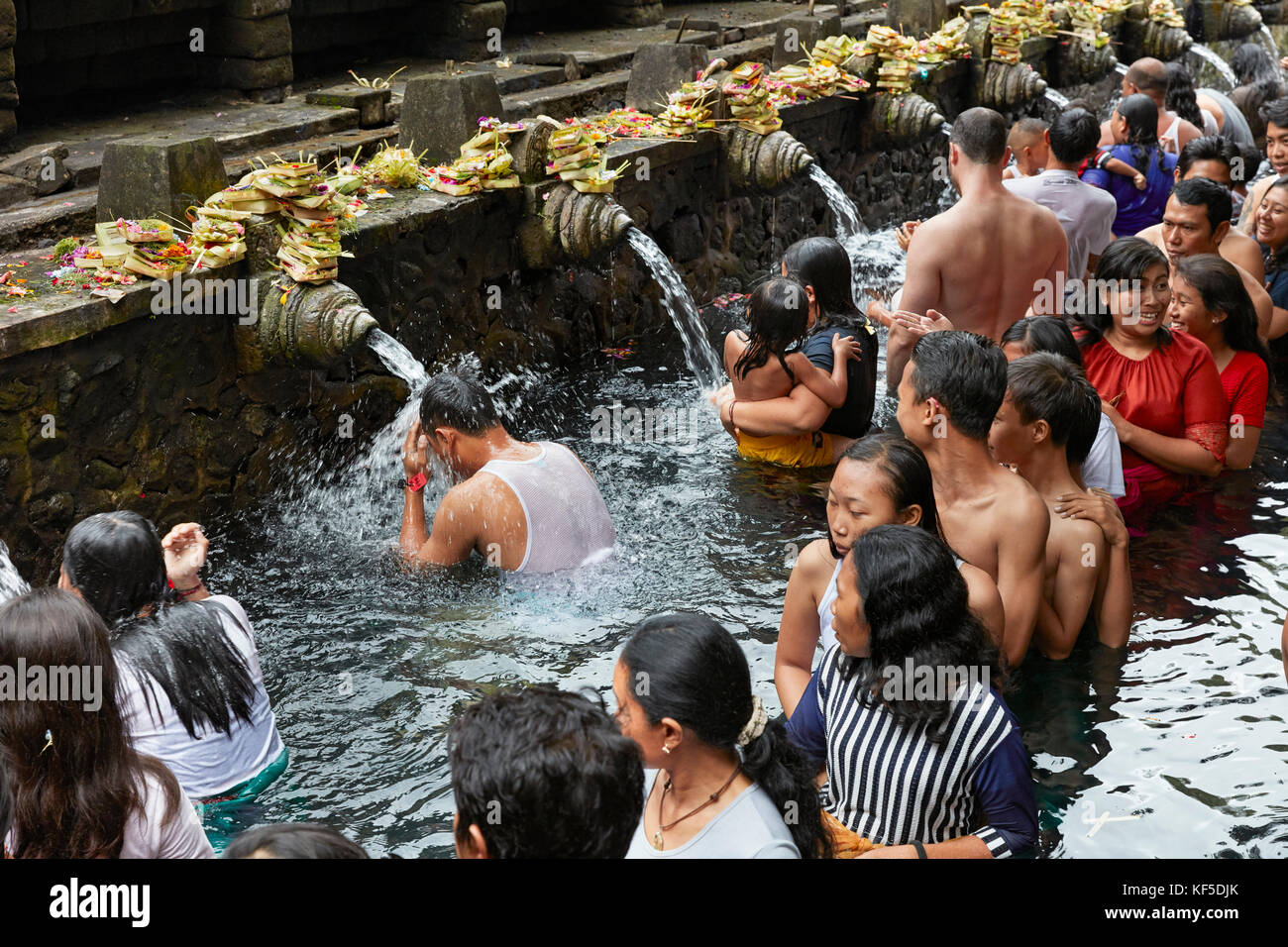 Les gens qui font la purification rituelle au printemps Saint. Temple Tirta  Empul, Tampaksiring, Bali, Indonésie Photo Stock - Alamy