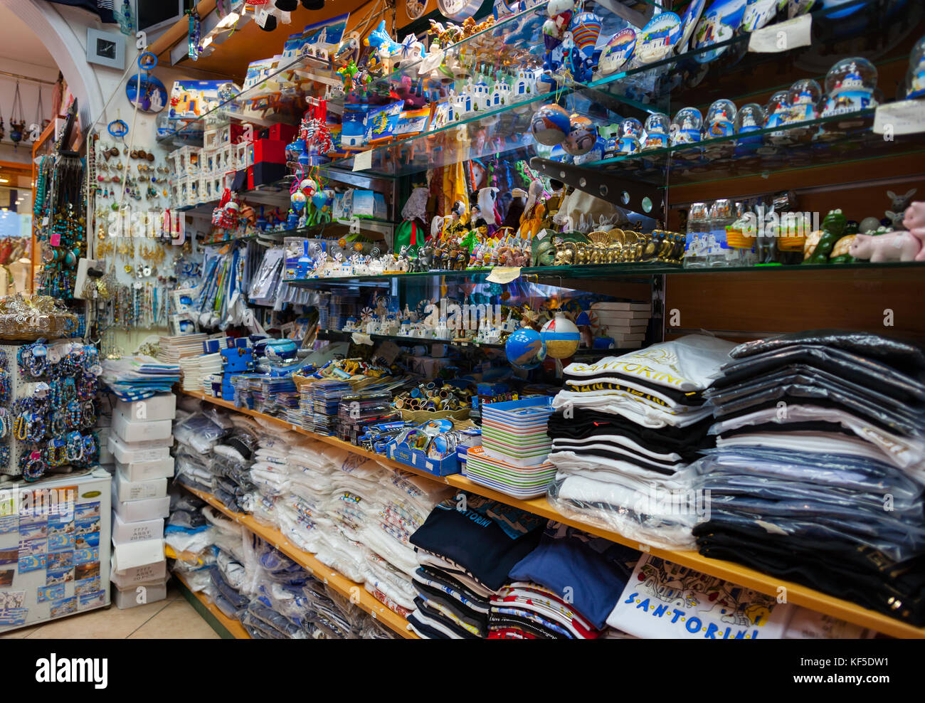 L'île de Santorin, Grèce - 19 juillet 2012 : Boutique de souvenirs à Santorin. Les habitants de vendre aux touristes la maison de souvenirs. Banque D'Images