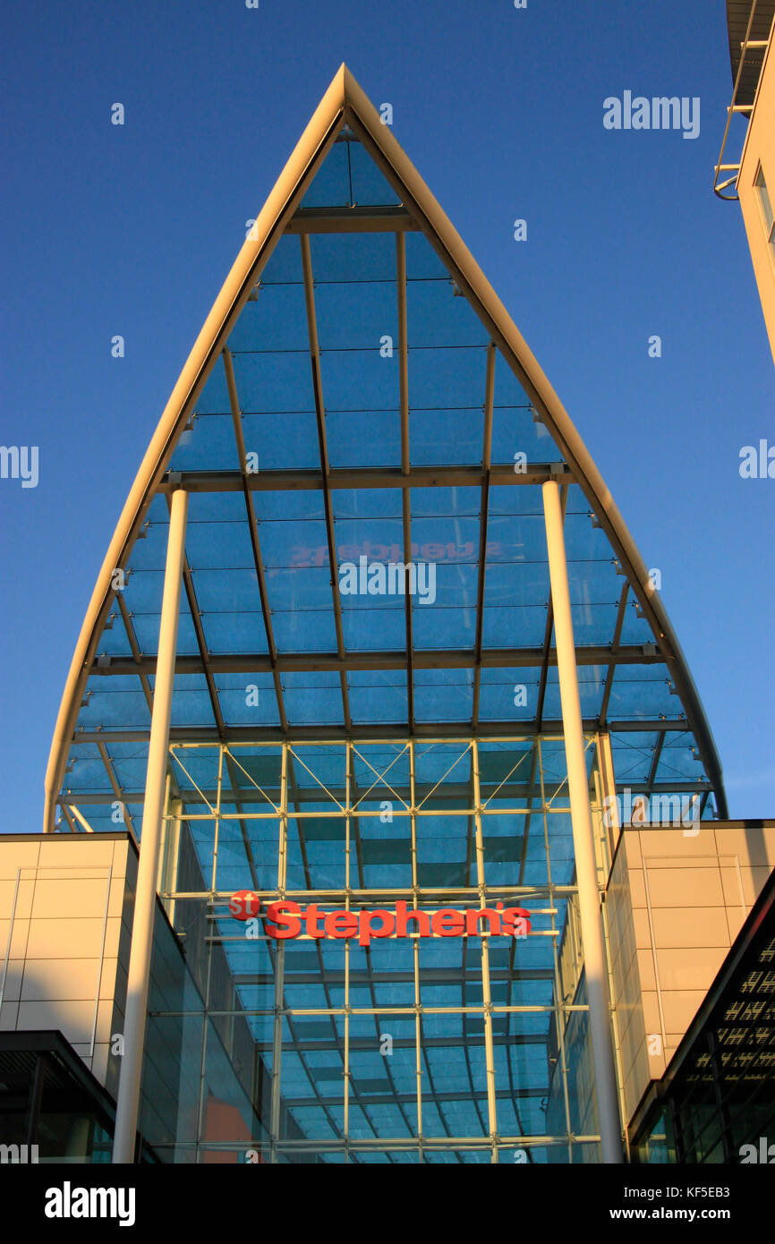 St Stephen's shopping centre ferensway coque construite vers 2007 avec toit en verre style poisson sous un ciel bleu intense Banque D'Images