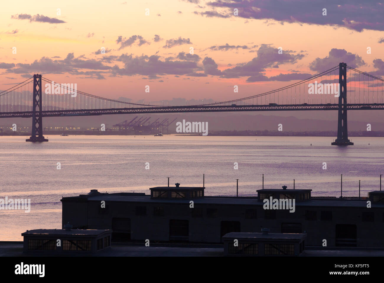 Le san francisco oakland bridge vue depuis un navire amarré au soir. Banque D'Images