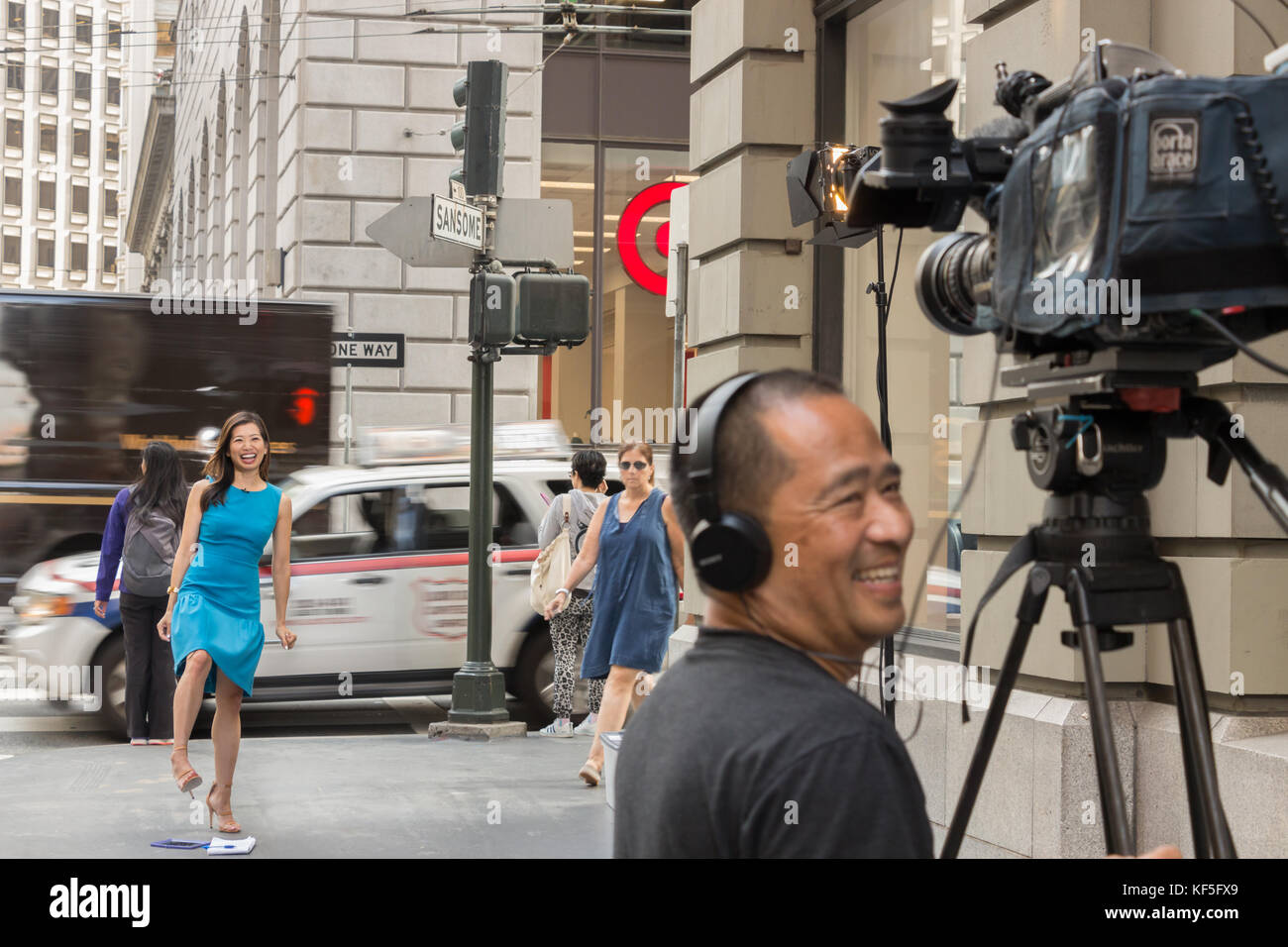San Francisco, USA - Septembre 13th, 2017 : une femme journaliste de télévision asiatique est en train de rire avec le caméraman avant diffusion. Banque D'Images
