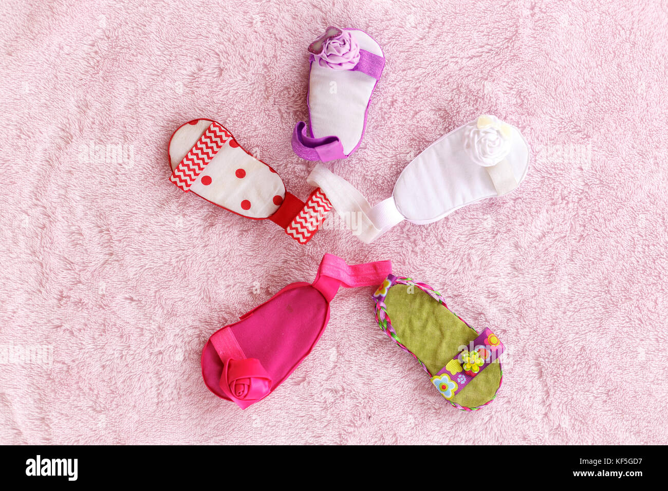 Sandales Bebe De Cinq Couleurs Differentes Disposees En Forme Circulaire Contre Un Fond Rose Pale Photo Stock Alamy Sandales Bebe De Cinq Couleurs Differentes Disposees En Forme Circulaire Contre Un Fond Rose Pale Photo Stock Alamy