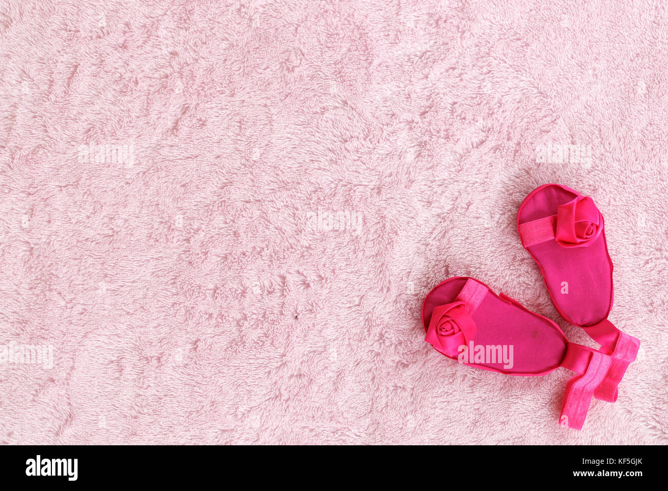 Ensemble De Sandales Bebe Fille Rose Decoree D Un Ruban Rose Faite De Photographie Sur Un Fond Rose Pale Photo Stock Alamy