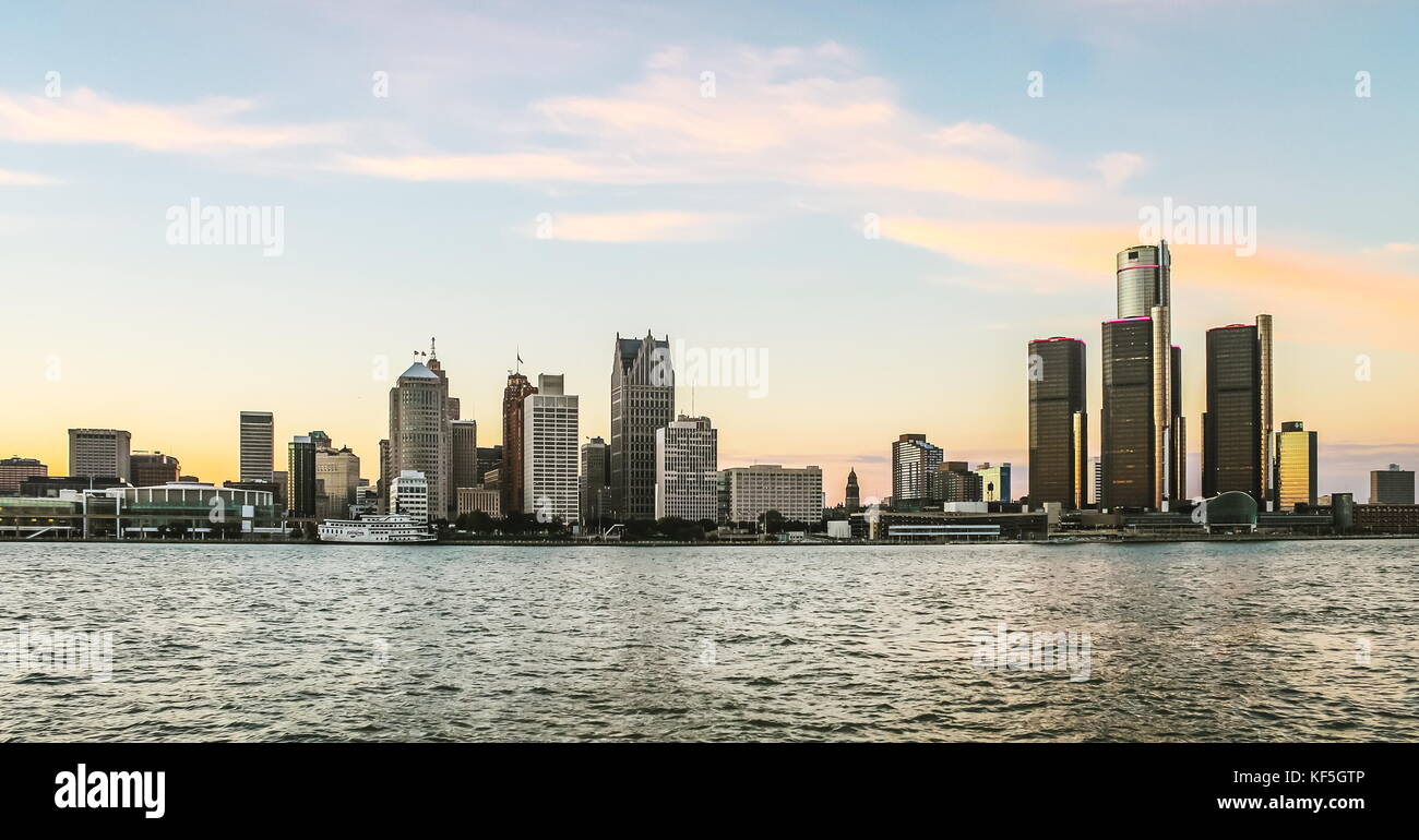 Detroit, MI, USA - 2 octobre 2016 : ville de Detroit au crépuscule comme vu de Windsor, Ontario, Canada. Banque D'Images