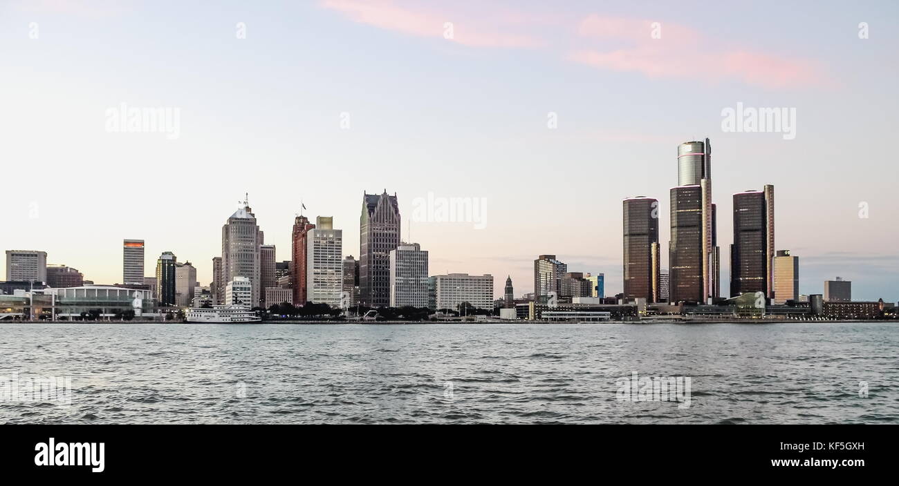 Detroit, MI, USA - 2 octobre 2016 : ville de Detroit au crépuscule comme vu de Windsor, Ontario, Canada. Banque D'Images