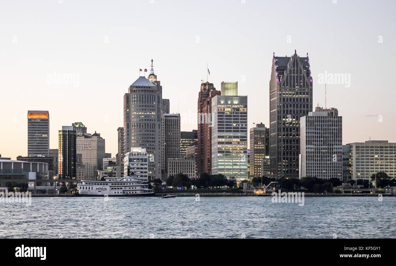 Detroit, MI, USA - 2 octobre 2016 : ville de Detroit au crépuscule comme vu de Windsor, Ontario, Canada. Banque D'Images