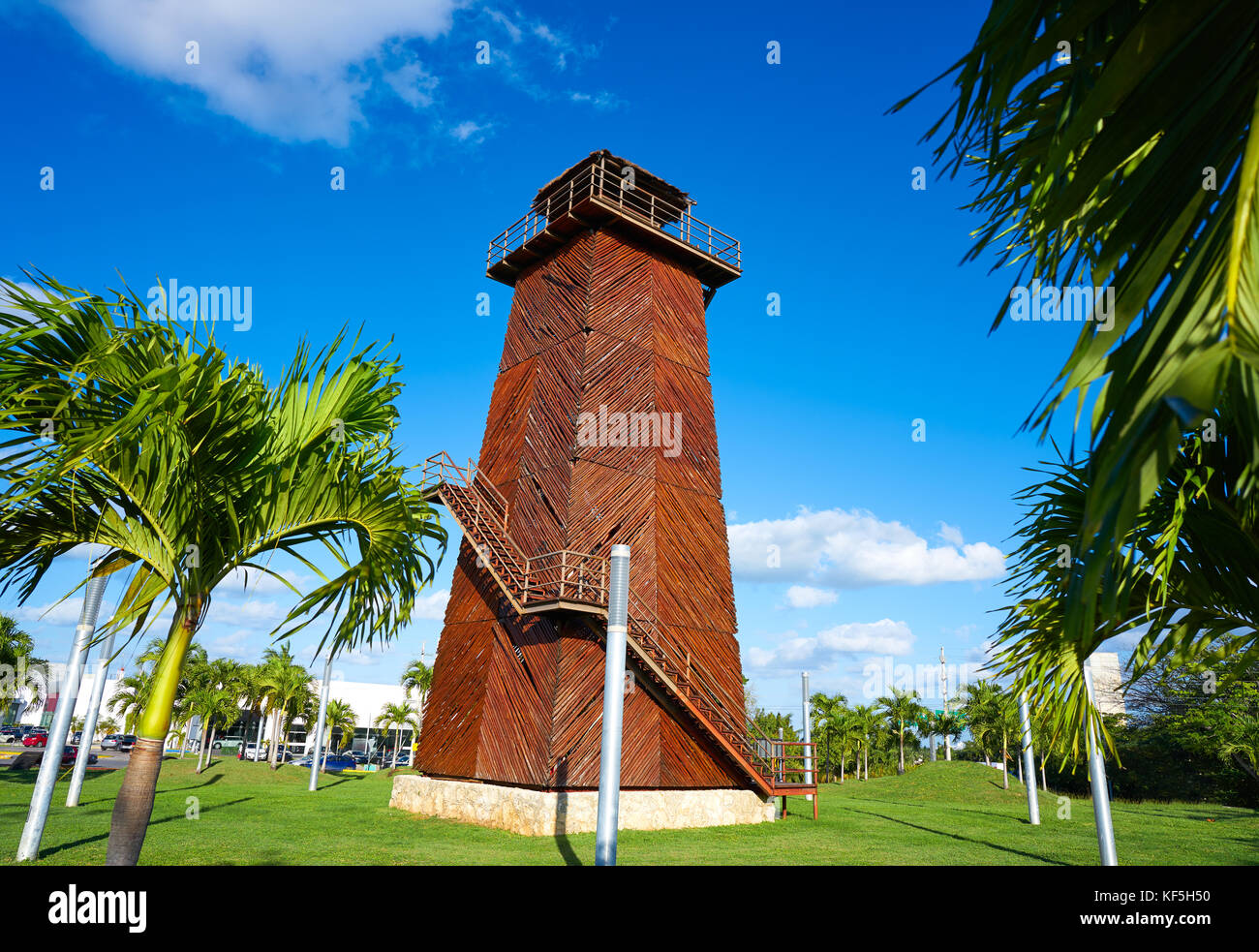 Ancienne tour de contrôle de l'aéroport de Cancun au Mexique en bois Banque D'Images