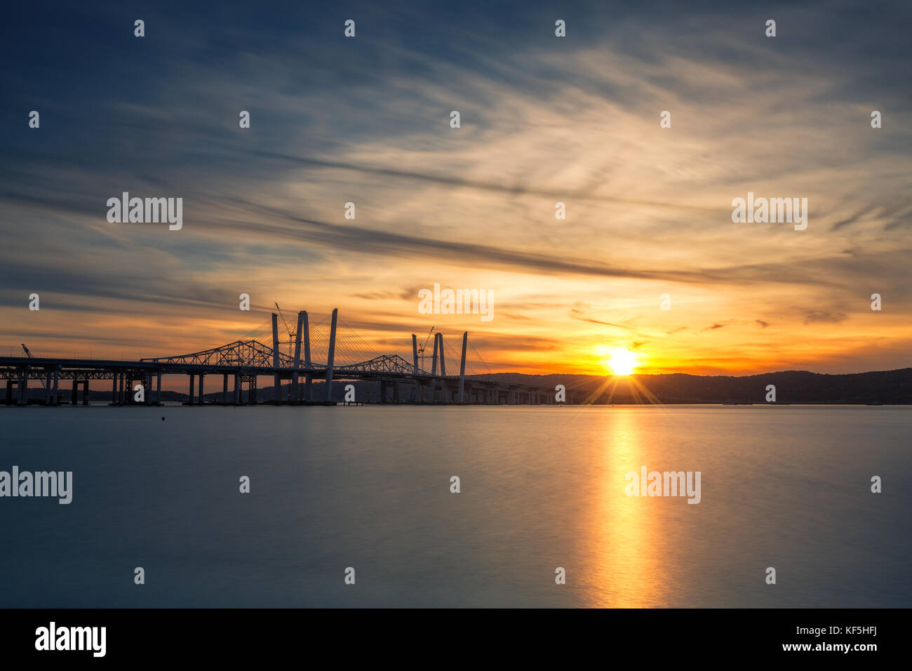 Les nouveaux et les anciens ponts tappan zee sur la coexistence de l'hudson au coucher du soleil. Le constructeur est en ce moment à démolir l'ancien pont. Banque D'Images