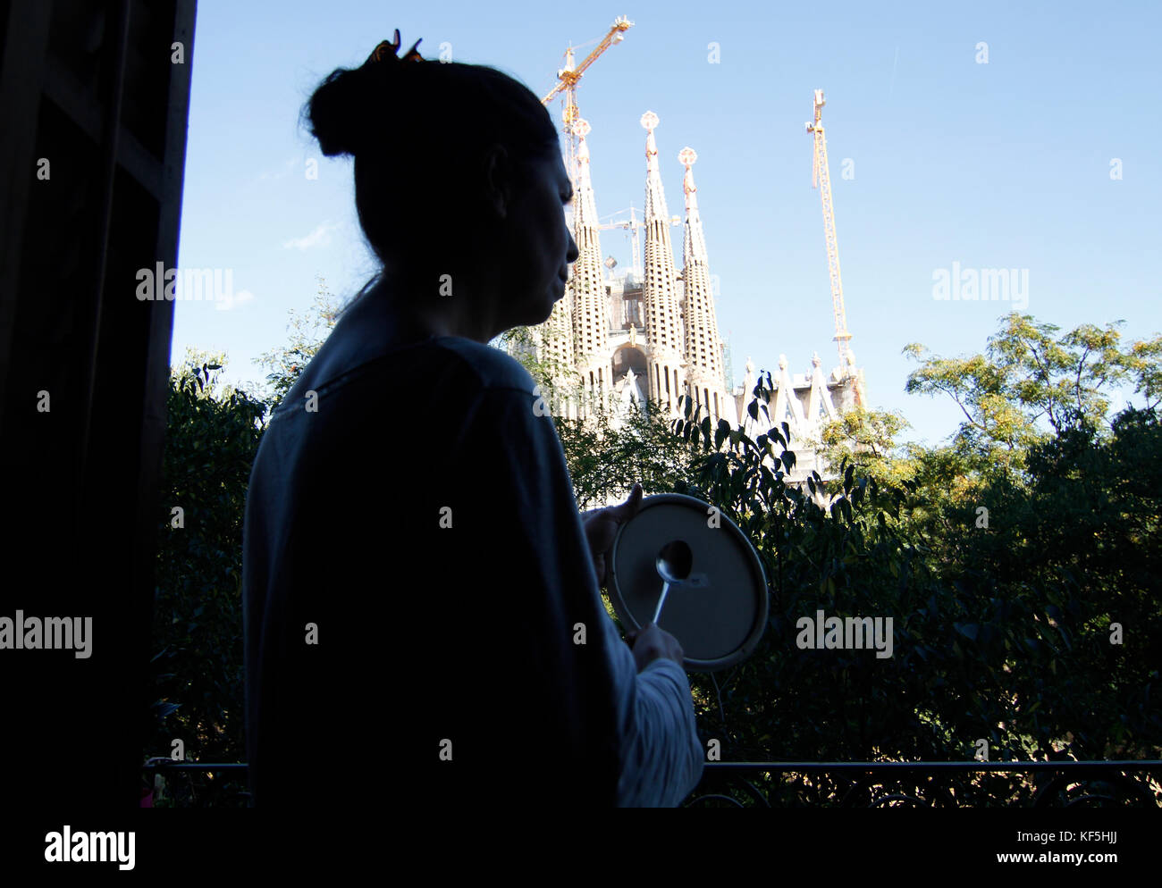 Cacerolada protester contre des voisins de Barcelone minutes après le gouvernement espagnol a dectrete article 155 et la suspension du gouvernement de la Banque D'Images