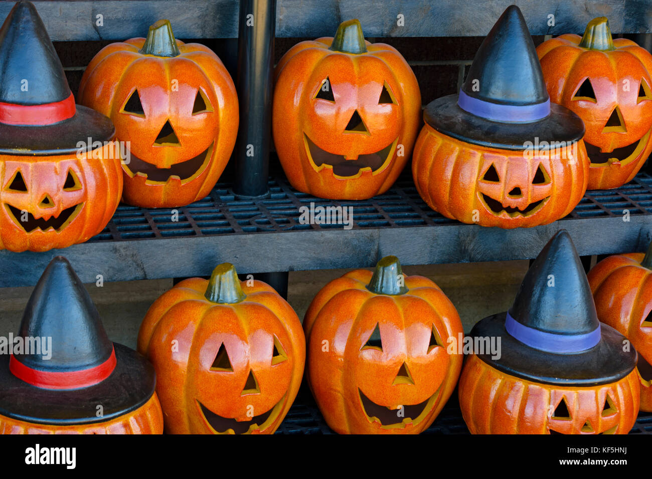 Les citrouilles en céramique colorées d'Halloween sont en vente à l'extérieur Épicerie à Castle Rock Colorado Banque D'Images