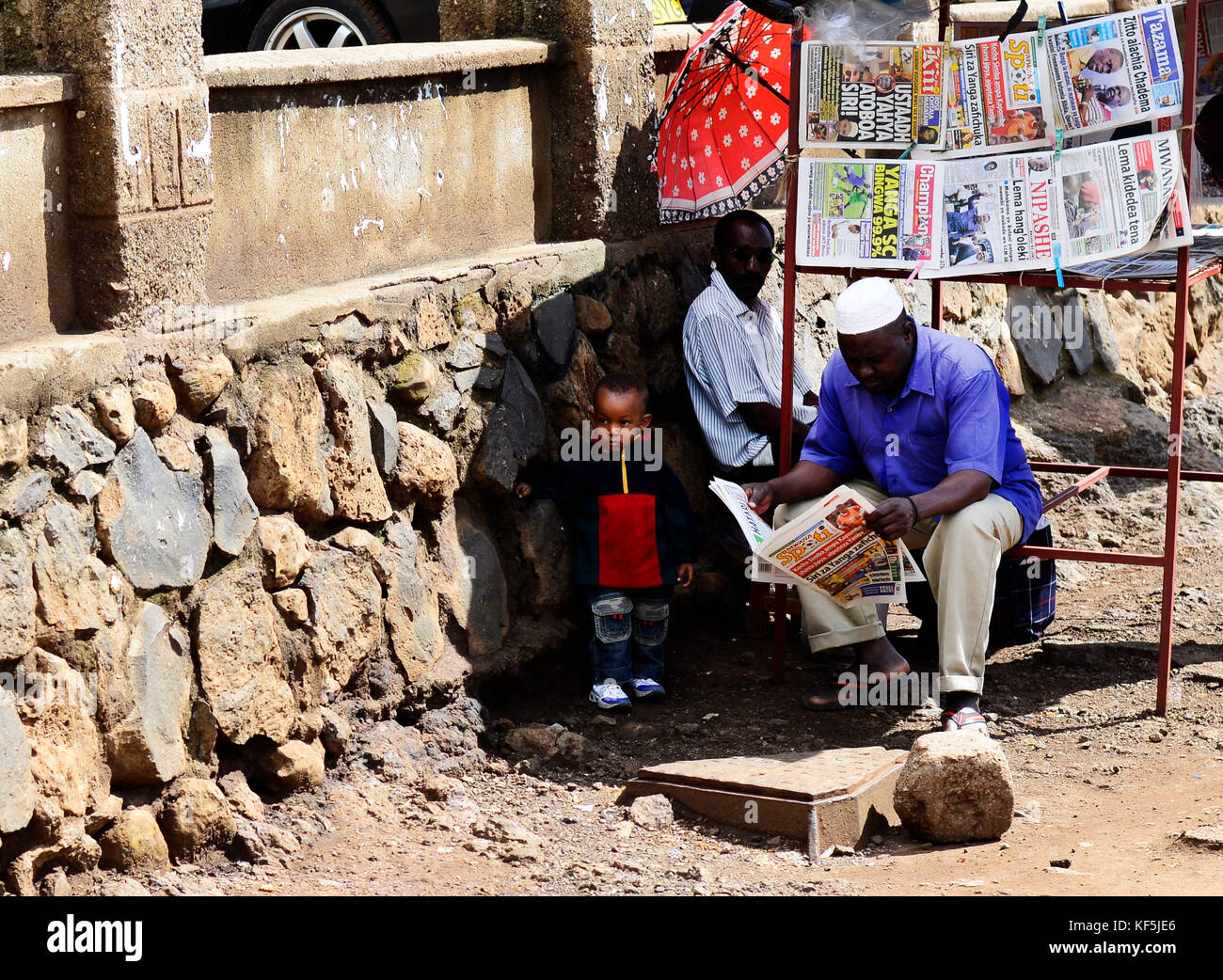 La lecture du journal du matin à Arusha, Tanzanie. Banque D'Images