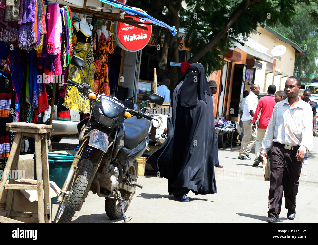 Une musulmane voilée les femmes en Tanzanie, à Arusha, en Tanzanie. Banque D'Images