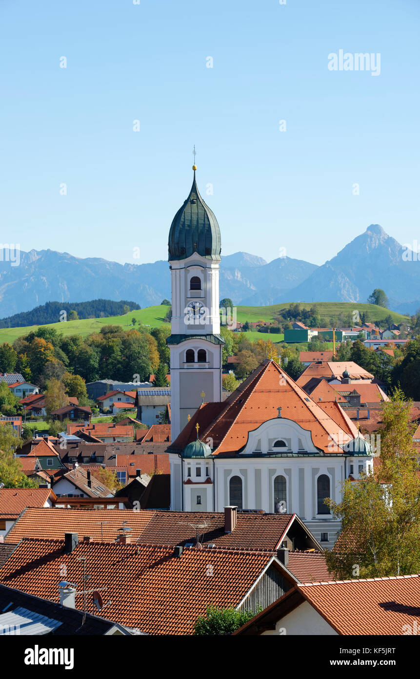Vue sur Nesselwang en face des Alpes, Ostallgäu, Allgäu, Swabia, Bavière, Allemagne Banque D'Images
