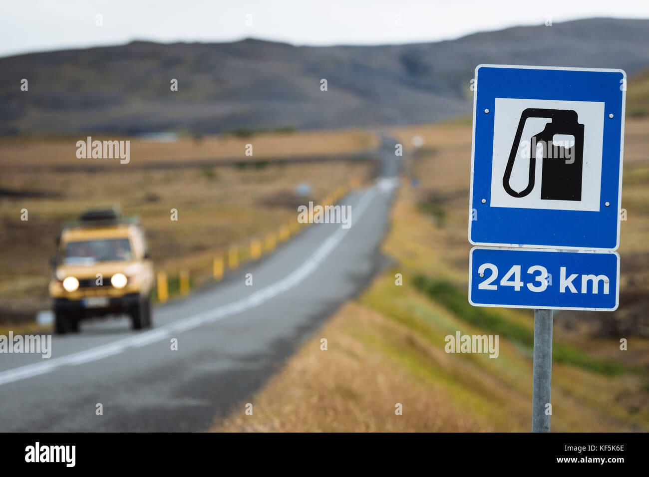 Signe, prochaine station d'essence, à la rue avec jeep, près de hrauneyjar, Islande Banque D'Images