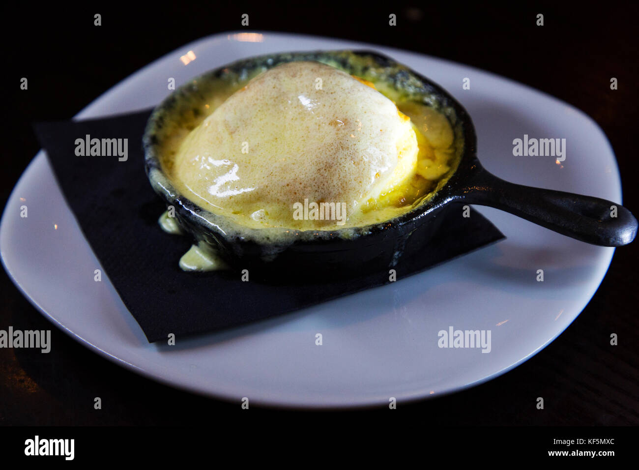 Un soufflé au fromage est servi comme entrée dans une casserole individuelle, le soufflé est aromatisé par le cheddar anglais. Banque D'Images