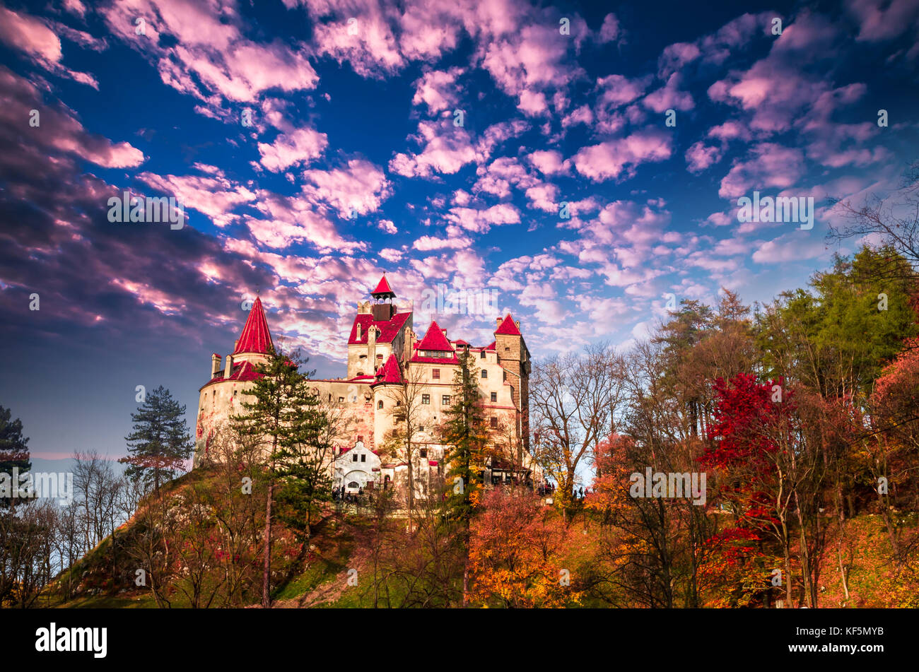 Le château de Bran, Transylvanie, Roumanie. un bâtiment médiéval connu sous le nom de château de Dracula. Banque D'Images