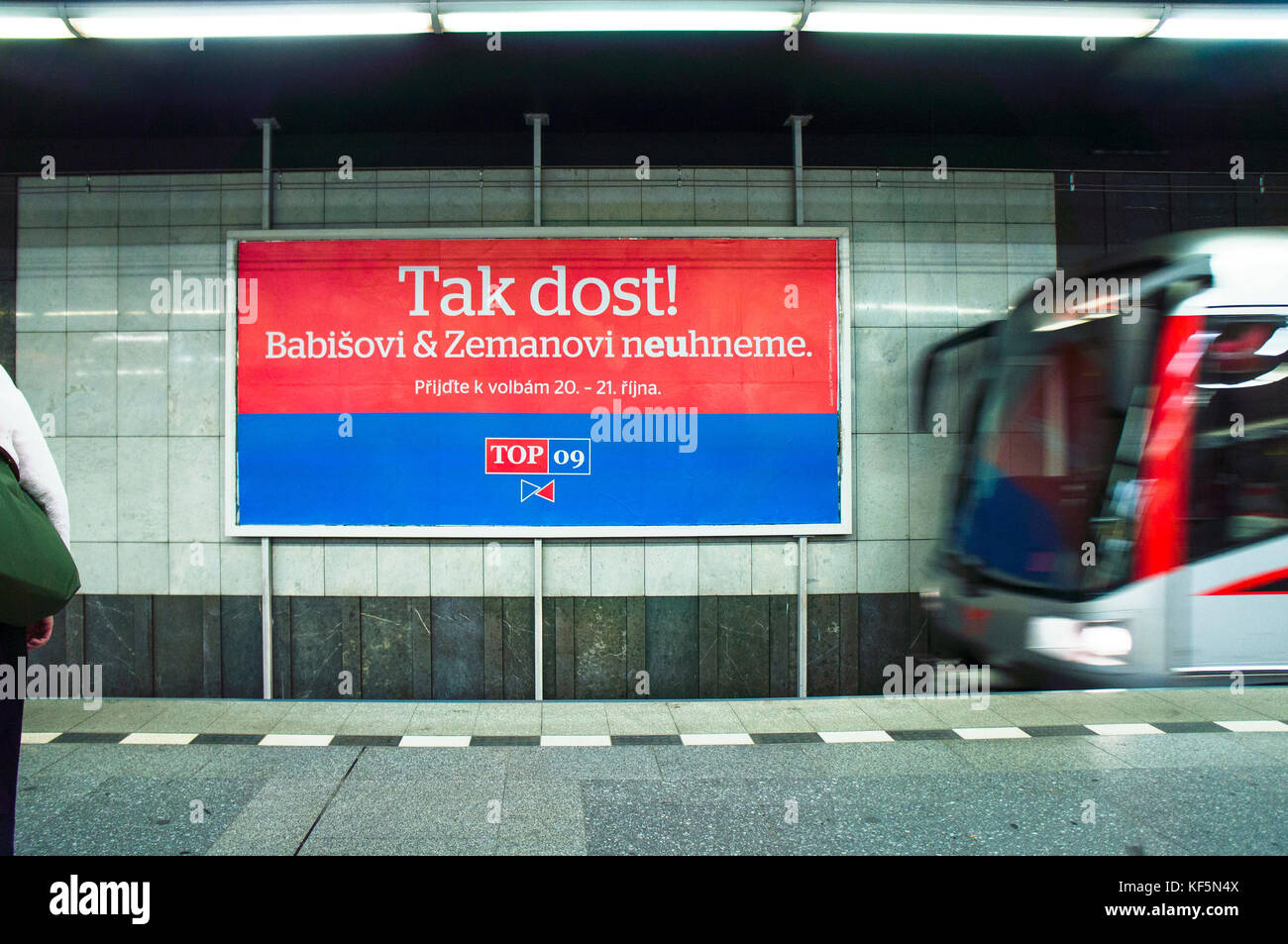 Billboard TOP 09 dans le métro de Prague, panneau d'affichage de la campagne pré-électorale Banque D'Images