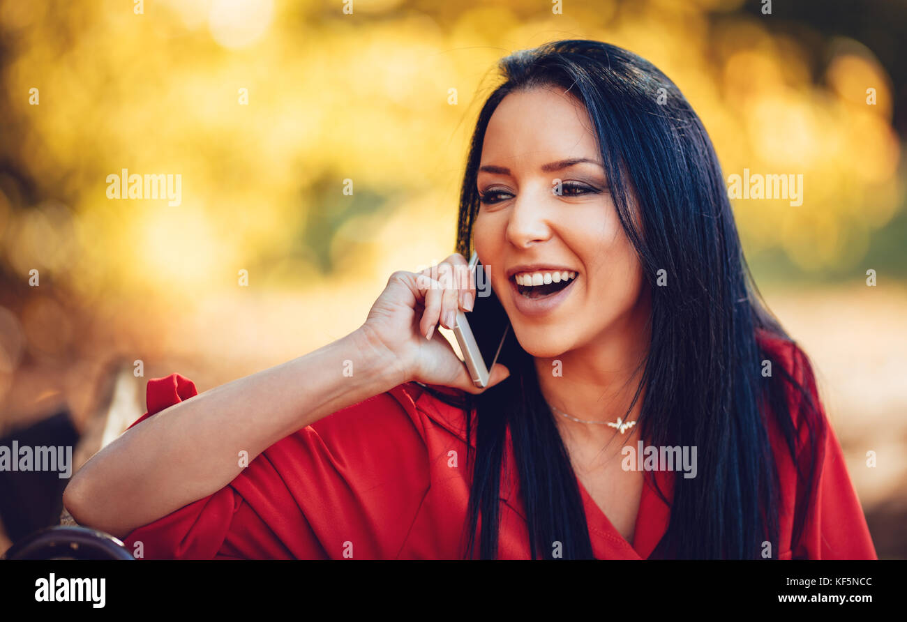 Portrait d'une jeune femme qui écoute très bonne nouvelle sur smartphone et être très heureux. Banque D'Images
