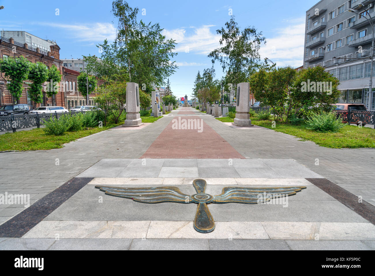 Novosibirsk, Russie - le 29 juin 2017 : Allée du Maréchal de l'air soviétique Alexander Ivanovich Pokryshkin sur la perspective rouge dans le centre de ville Banque D'Images