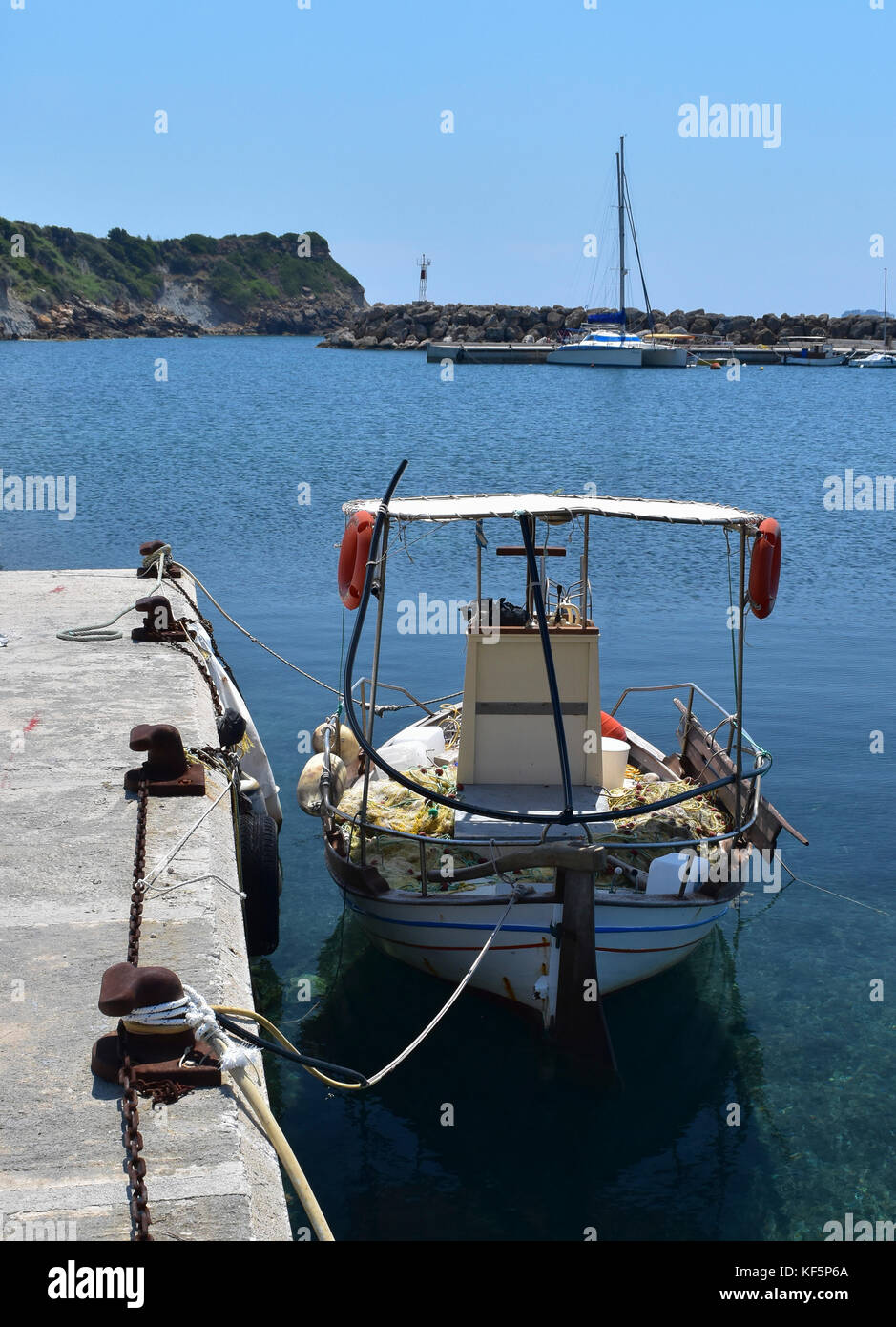 Bateau de pêche au passada Harbour sur l'île grecque de Céphalonie Banque D'Images