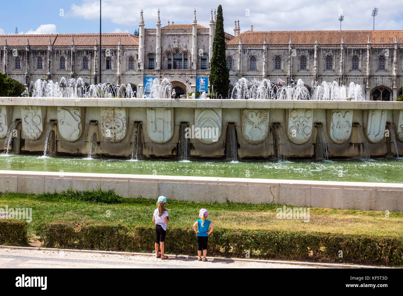 Lisbonne Portugal,Belem,Praca do Imperio,Empire Square,parc,jardin,fontaine,filles,femme enfant enfants enfant enfants enfant, enfant,recherche,hispanique,je Banque D'Images