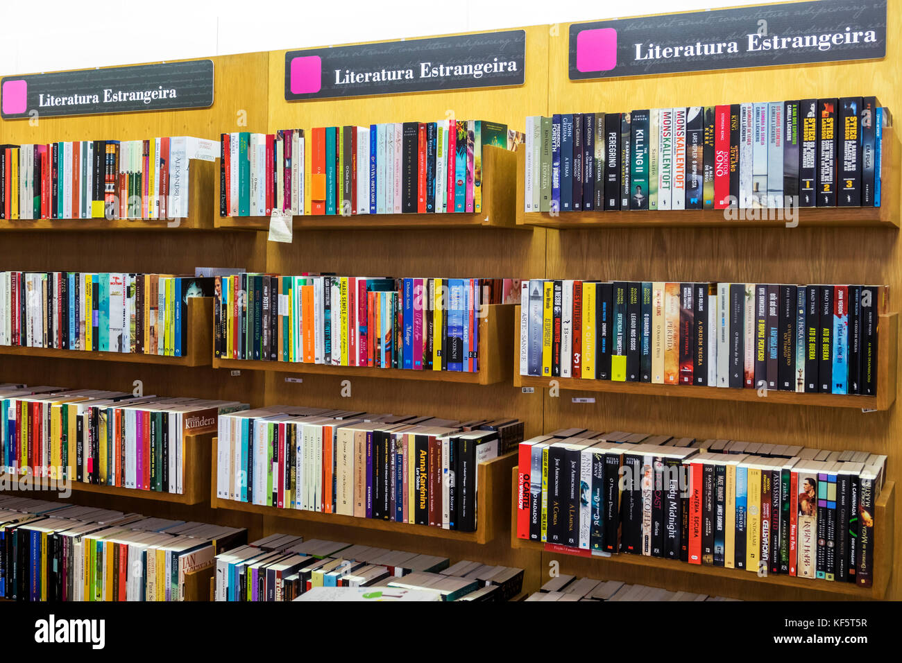 Lisbonne Portugal,Belem,Centro Cultural de Belem,centre culturel,complexe artistique,Bertrand,librairie,librairie,librairie,livres,étagères,shopping shoppers Banque D'Images Lisbonne Portugal,Belem,Centro Cultural de Belem,centre culturel,complexe artistique,Bertrand,librairie,librairie,librairie,livres,étagères,shopping shoppers Banque D'Images