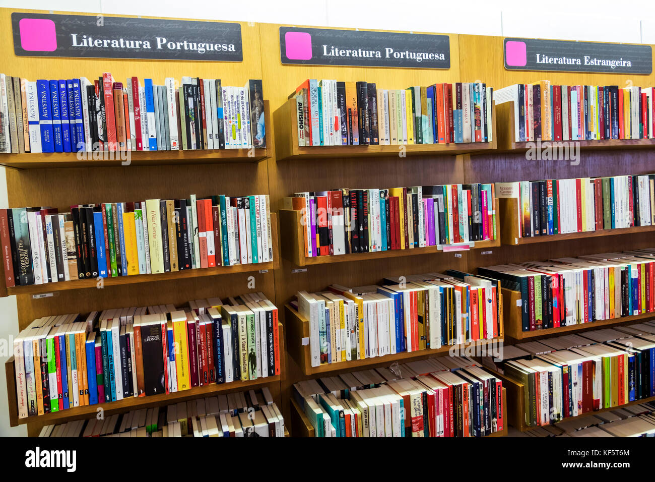 Lisbonne Portugal,Belem,Centro Cultural de Belem,centre culturel,complexe artistique,Bertrand,librairie,librairie,librairie,livres,étagères,shopping shoppers Banque D'Images