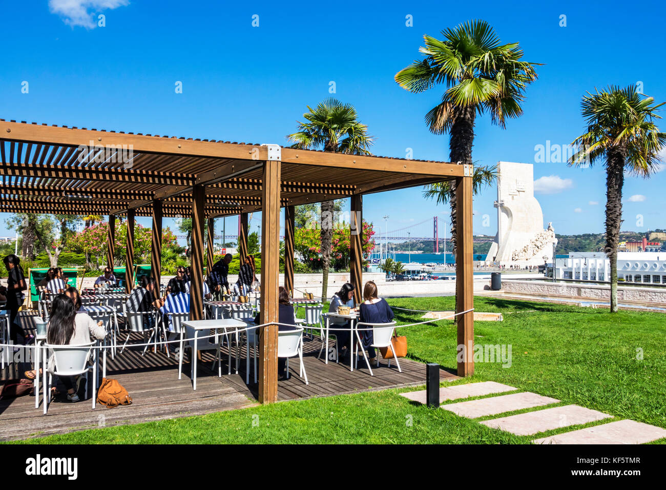 Lisbonne Portugal, Belem, Centro Cultural de Belem, centre culturel, complexe artistique, terrasse, café, restaurant restaurants repas café cafés, al fresco, sidew Banque D'Images