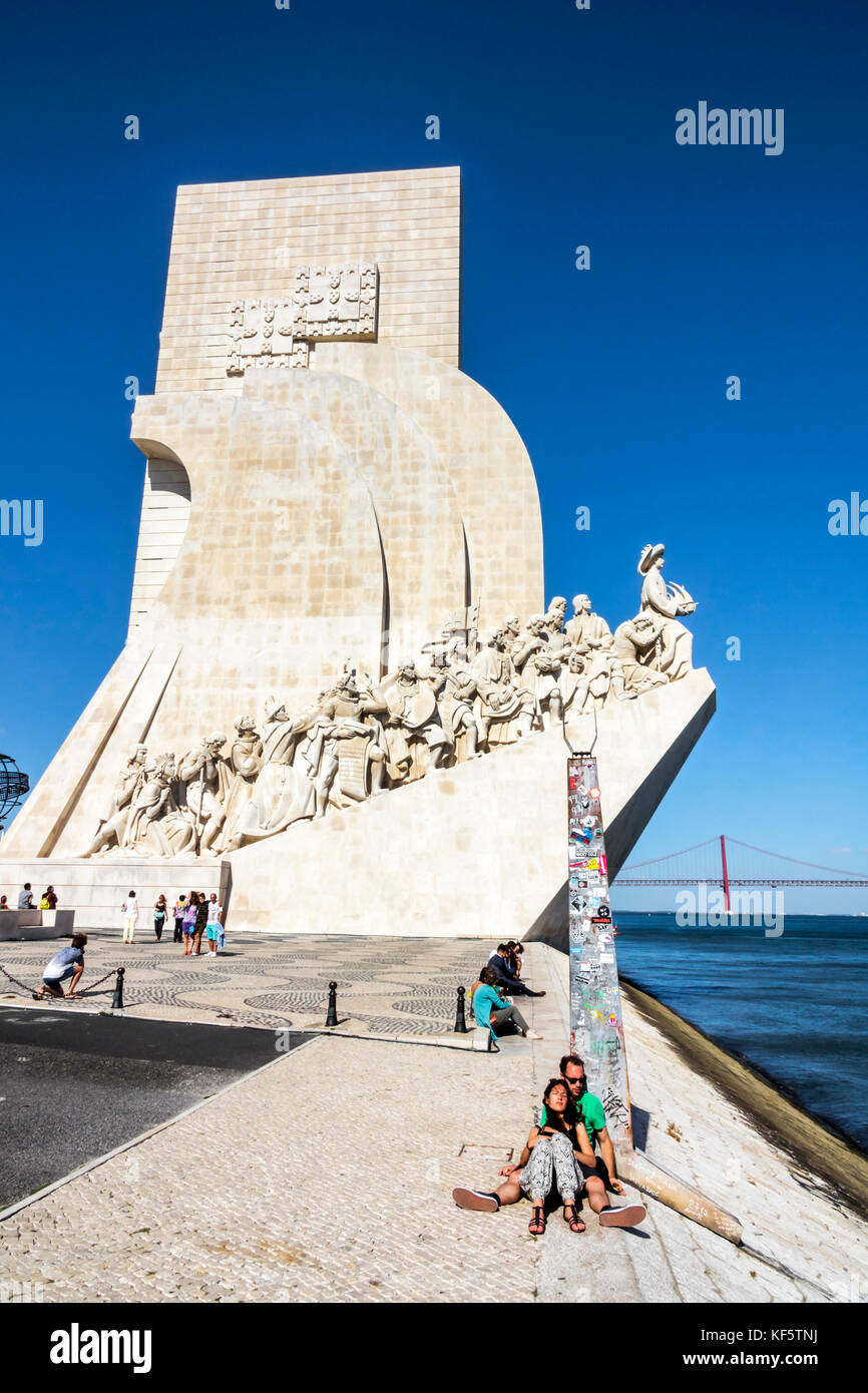 Lisbonne Portugal,Belem,Tage,Padrao dos Descobrimentos,Monument des découvertes,Henry le navigateur,front de mer,promenade,homme hommes,femme fe Banque D'Images