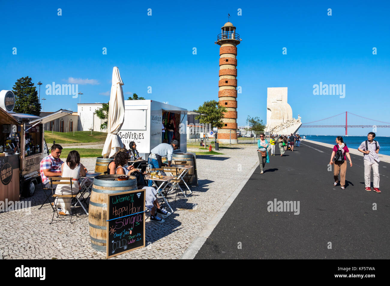 Lisbonne Portugal,Belem,Tage River,front de mer,promenade,phare,vendeur de nourriture vendeurs vendre, stall stalles stand marché, bar lo Banque D'Images