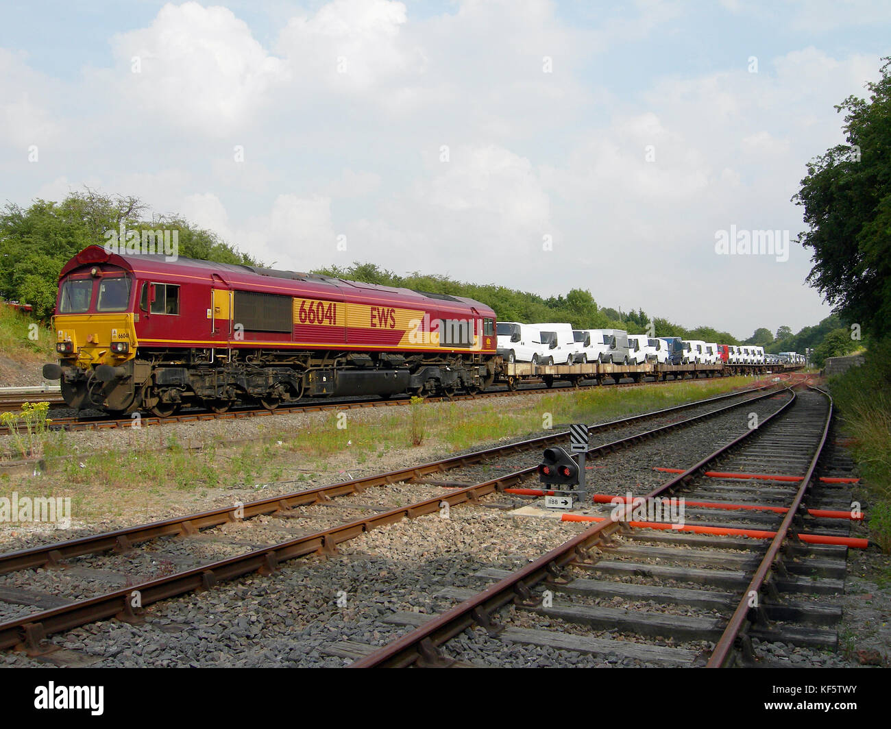 Class 66 sur une locomotive de train de marchandises de transit ford cars Banque D'Images