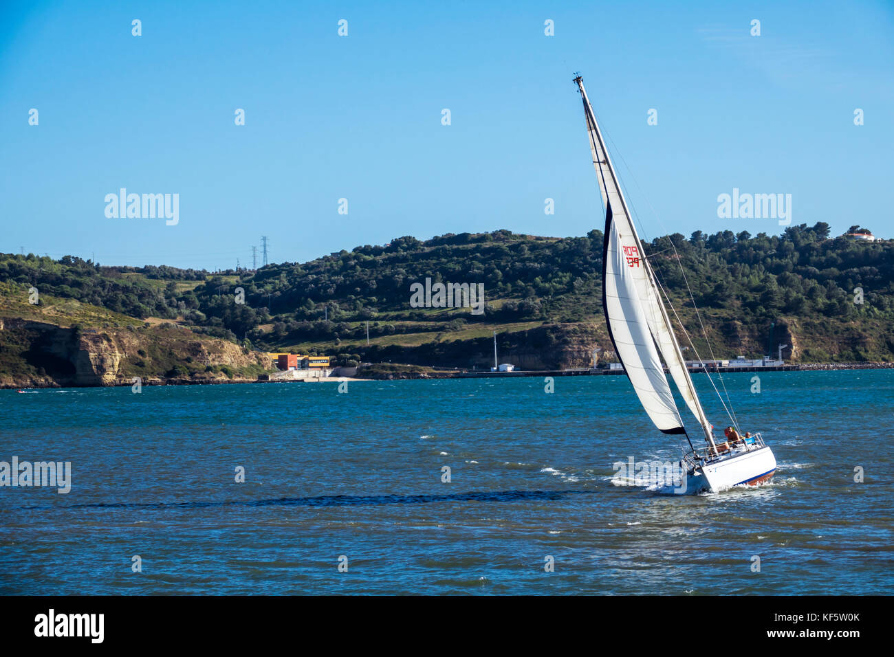 Lisbonne Portugal,Belem,eau du Tage,voilier,voile,vue,Porto Brandao,collines,front de mer,hispanique Latin Latino minorité ethnique,immigrant Banque D'Images