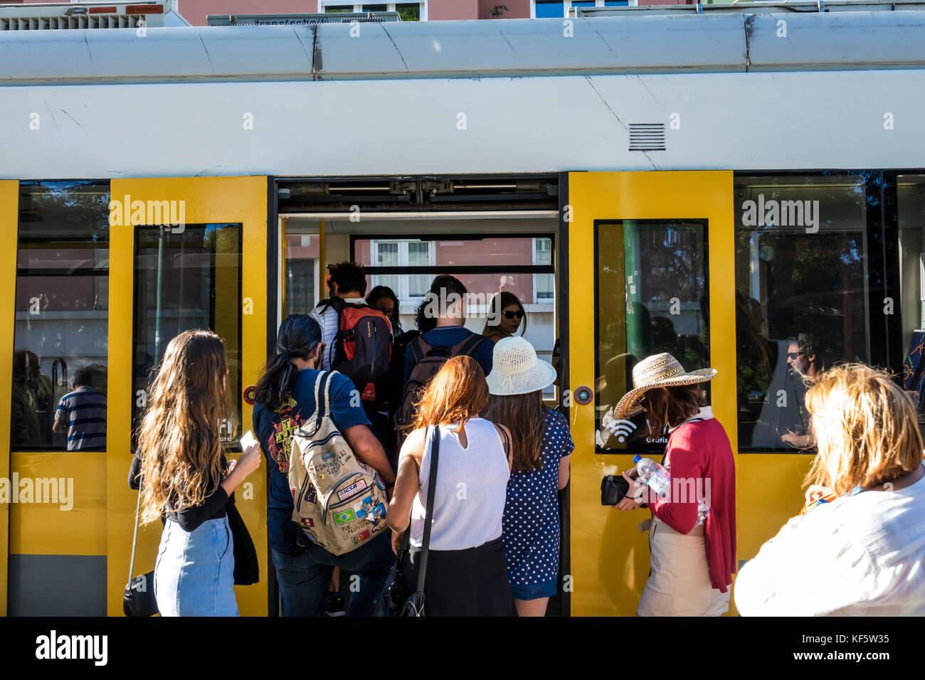 Lisbonne Portugal,Carris,Tram 15,trolley,Belem route,embarquement,homme hommes,femme femmes,passagers rider riders,hispanique,immigra Banque D'Images
