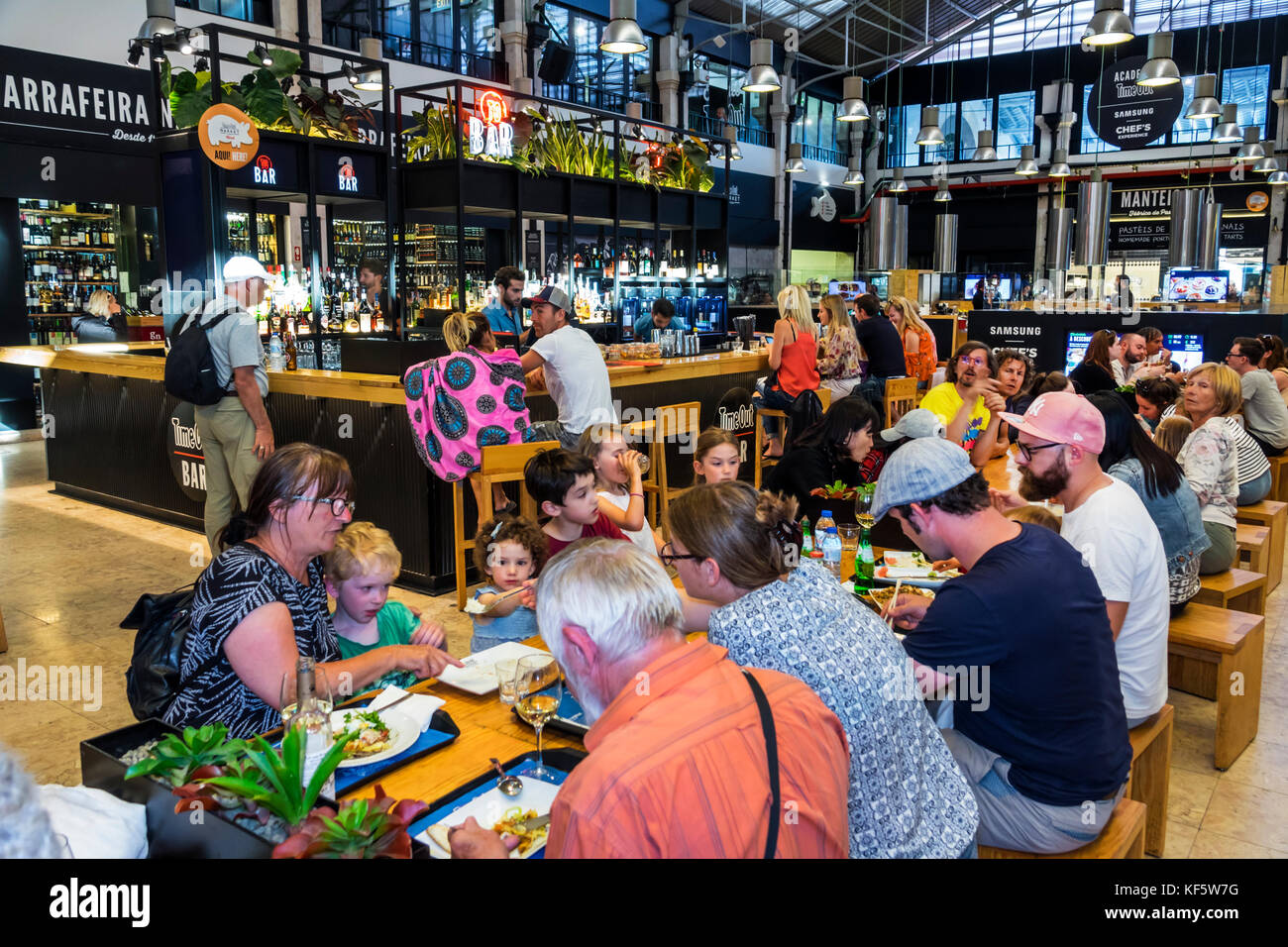 Lisbonne Portugal,Cais do Sodre,Mercado Da Ribeira,Time Out Market,Market hall,Food court plaza,restaurants,tables,bondée,occupé,homme hommes,femme femme wom Banque D'Images