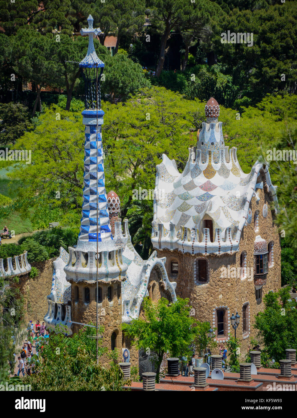 Barcelone, Espagne - juin 1, 2013 : le célèbre parc Guell à Barcelone, en Espagne. L'impressionnante et célèbre parc a été conçu par Antoni Gaudi. Banque D'Images
