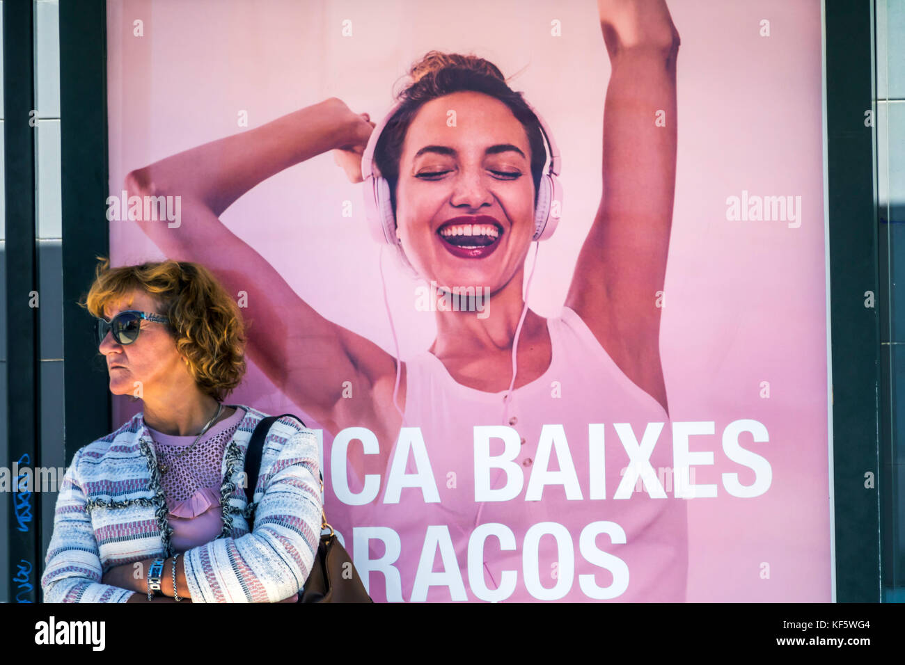 Lisbonne Portugal, Rato, arrêt de bus, publicité publicitaire, panneau publicitaire, hispanique latino hispanique latino latins latins latinos, adultes w Banque D'Images