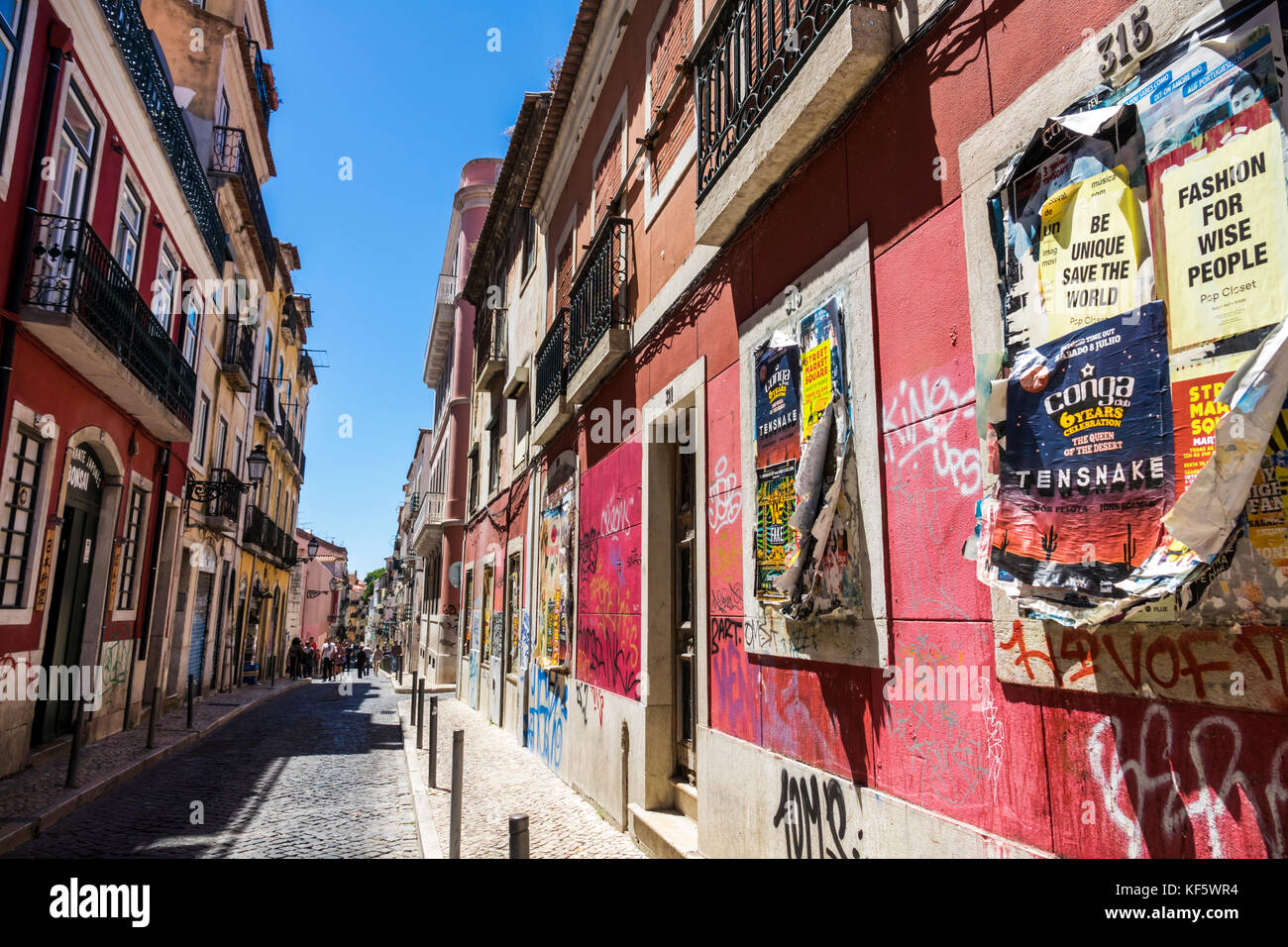 Lisbonne Portugal,Bairro Alto,quartier historique,principe Real,Rua da Rosa,quartier,bâtiments,rue pavée,graffiti,vieux dépliants,balcons Banque D'Images