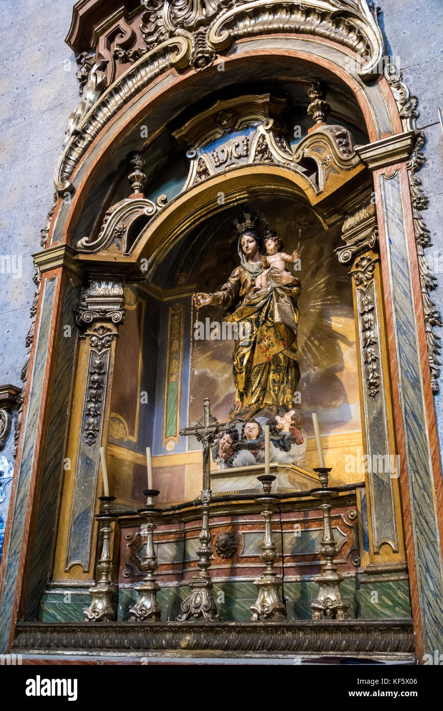 Lisbonne Portugal,Bairro Alto,quartier historique,Convento de Sao Pedro de Alcantara,Eglise,catholique,baroque,doré,vierge,statue,Madonna,intérieur,Bonjour Banque D'Images