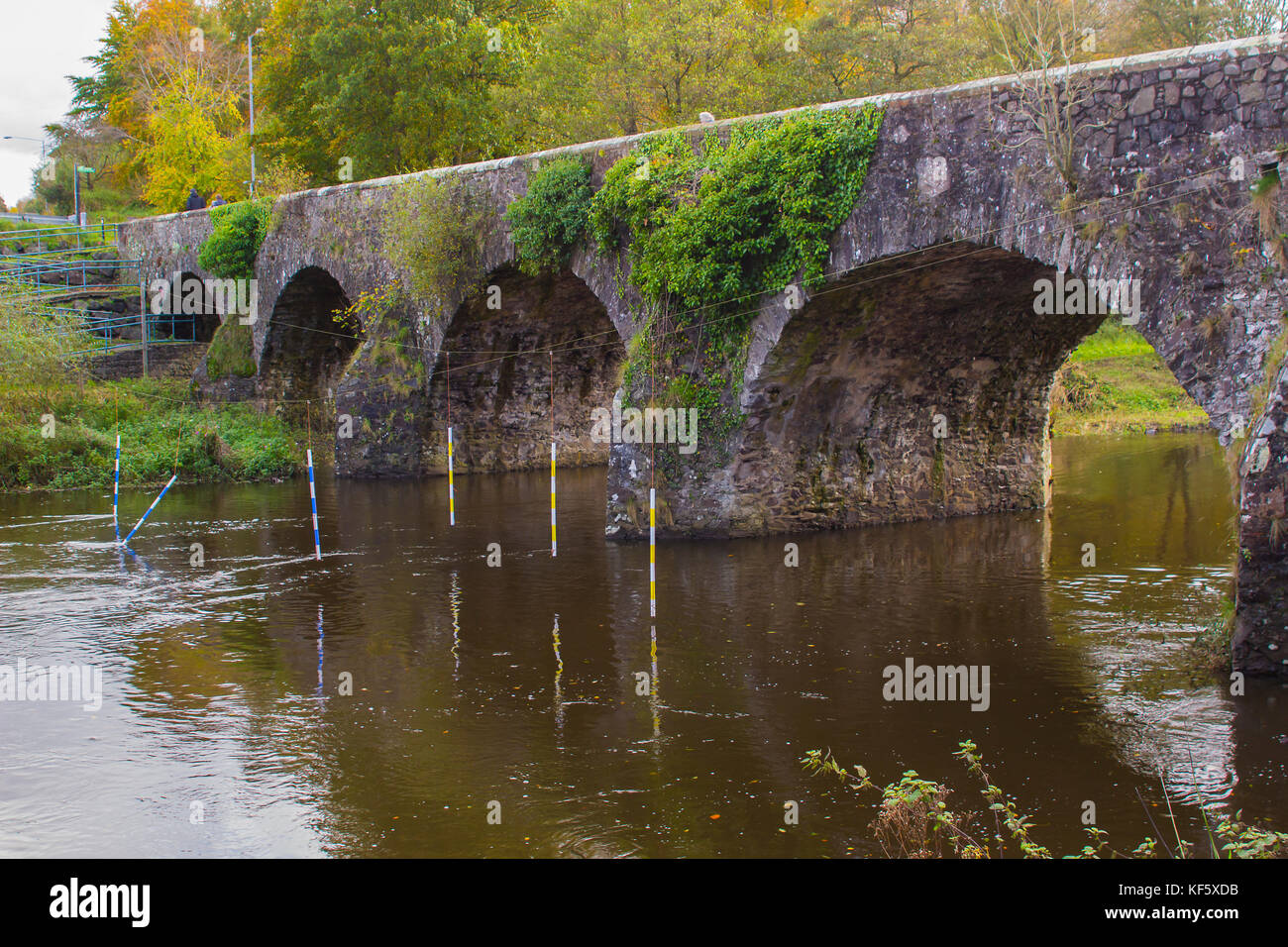 L'ancien bâti en pierre Shaw's Bridge sur la rivière Lagan près du petit village de moulin à Edenderry dans la banlieue de Belfast en Irlande du Sud Banque D'Images