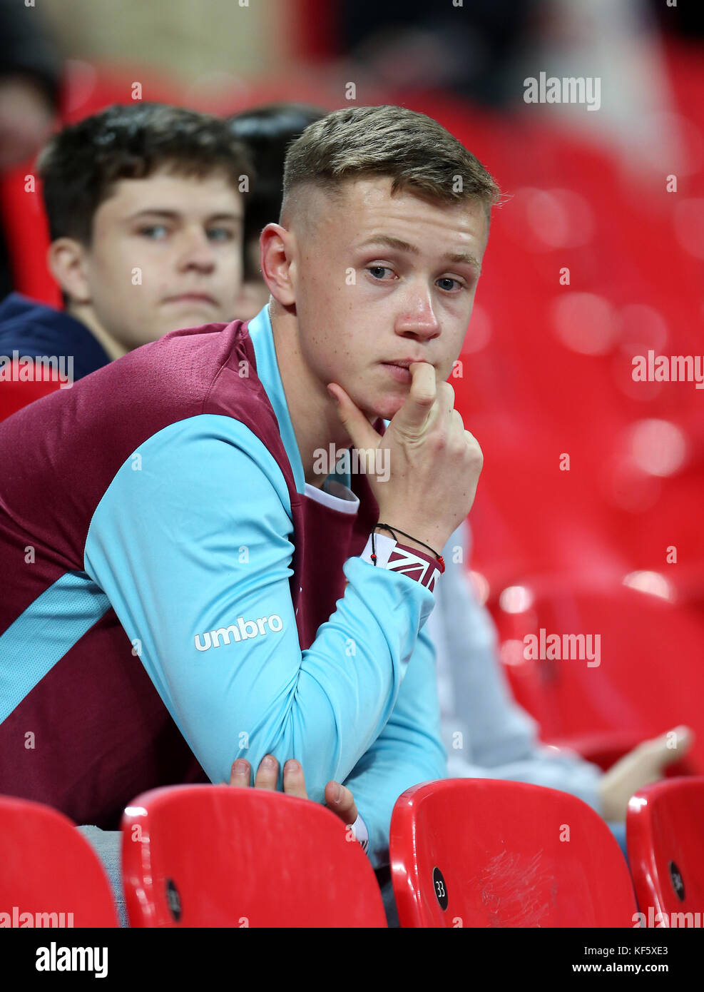 West Ham fans dans les stands avant la Carabao Cup, quatrième tour de match à Wembley, Londres. APPUYEZ SUR ASSOCIATION photo. Date de la photo: Mercredi 25 octobre 2017. Voir PA Story FOOTBALL Tottenham. Le crédit photo devrait se lire: Steven Paston/PA Wire. RESTRICTIONS : aucune utilisation avec des fichiers audio, vidéo, données, listes de présentoirs, logos de clubs/ligue ou services « en direct » non autorisés. Utilisation en ligne limitée à 75 images, pas d'émulation vidéo. Aucune utilisation dans les Paris, les jeux ou les publications de club/ligue/joueur unique. Banque D'Images