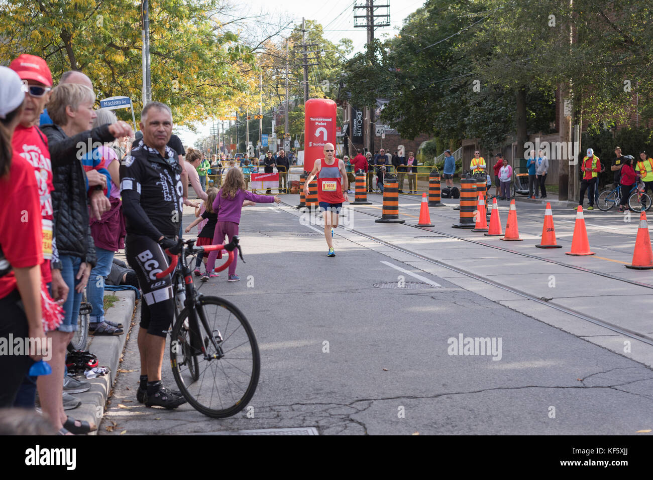 TORONTO, ON/CANADA - 22 OCT 2017 : Edward, coureur de marathon, franchissant le point de retournement de 33 km au marathon riverain de Toronto de la Banque Scotia 2017. Banque D'Images