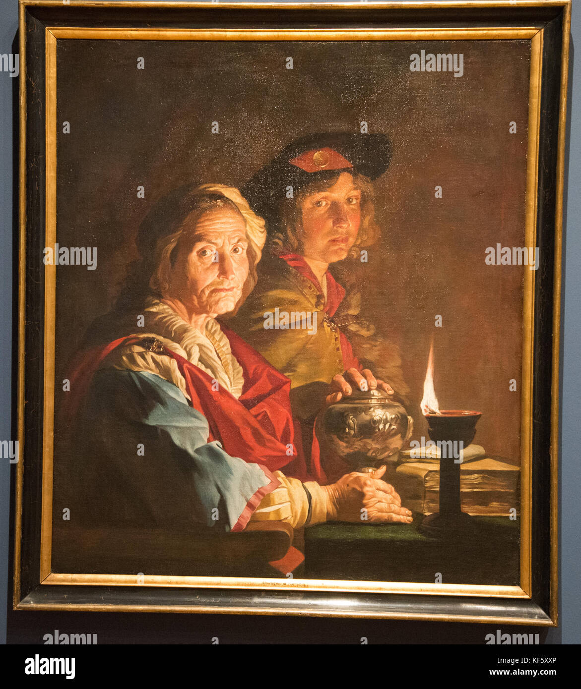 'Une vieille femme et d'un jeune à la lueur' de Matthias Stom Banque D'Images