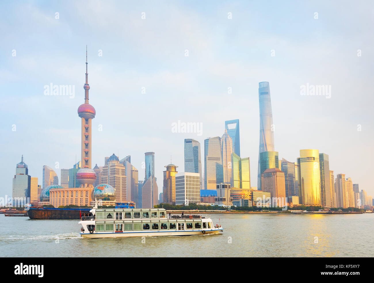 Les passagers bateau sur une rivière en face de centre-ville de Shanghai en Chine. Banque D'Images