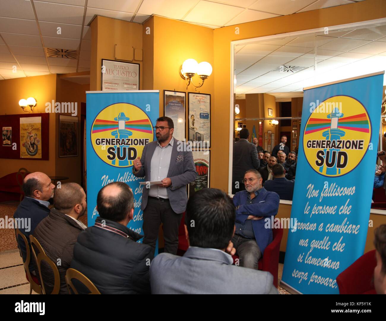 Naples, Italie. 24 oct, 2017. Le mouvement politique du sud de nouvelle génération est né. ce matin à Naples à l'agusteo theatre il y a eu la présentation du nouveau sujet politique appelée "generazione sud', les coordonnateurs représentant la nouvelle idée politique sont ugo parisi et Pietro contemi. crédit : fabio sasso/pacific press/Alamy live news Banque D'Images