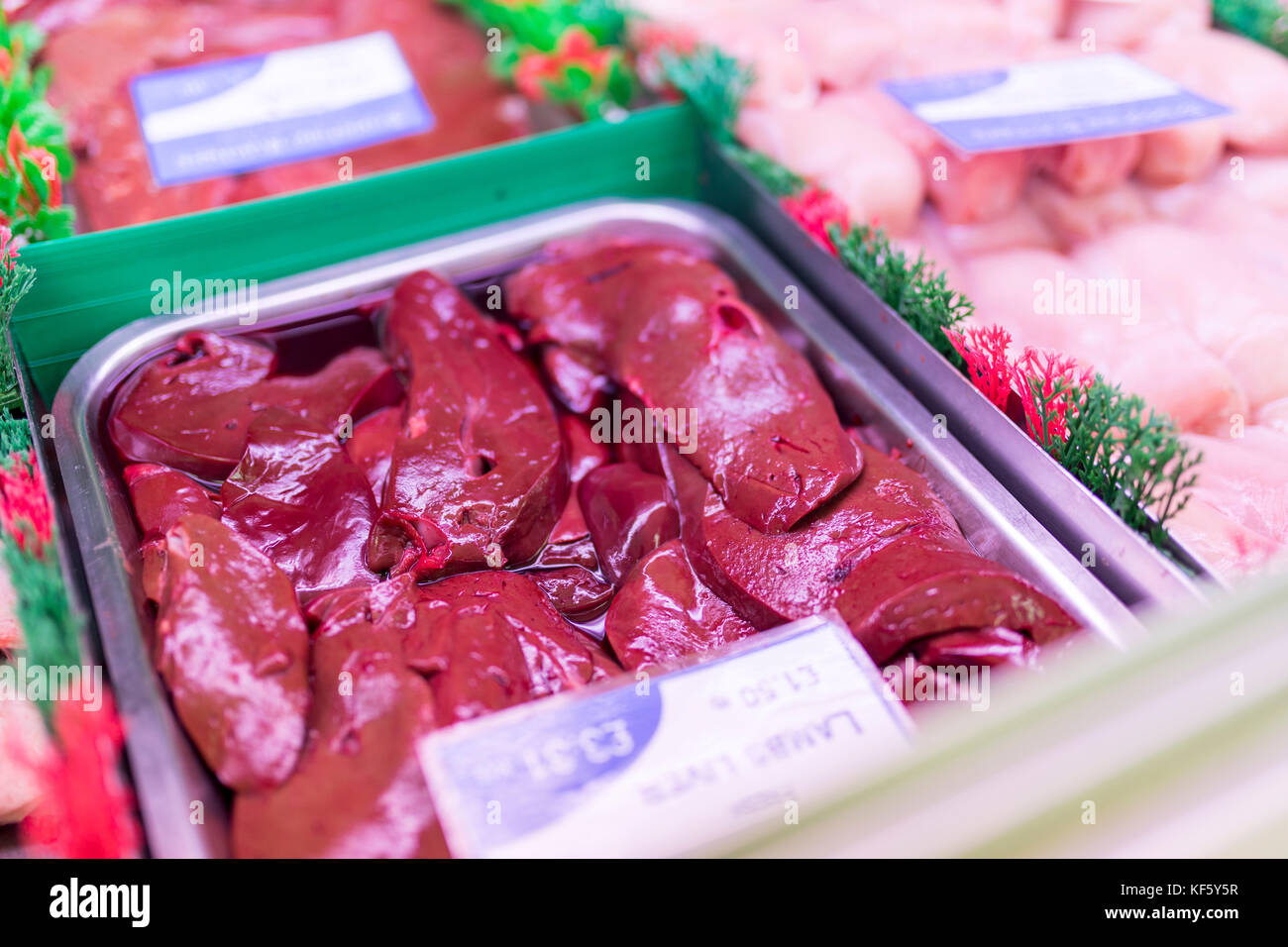 Bloody et agneaux viande foie sur un plateau sur un stand dans le Yorkshire, en Angleterre au Royaume-Uni Banque D'Images