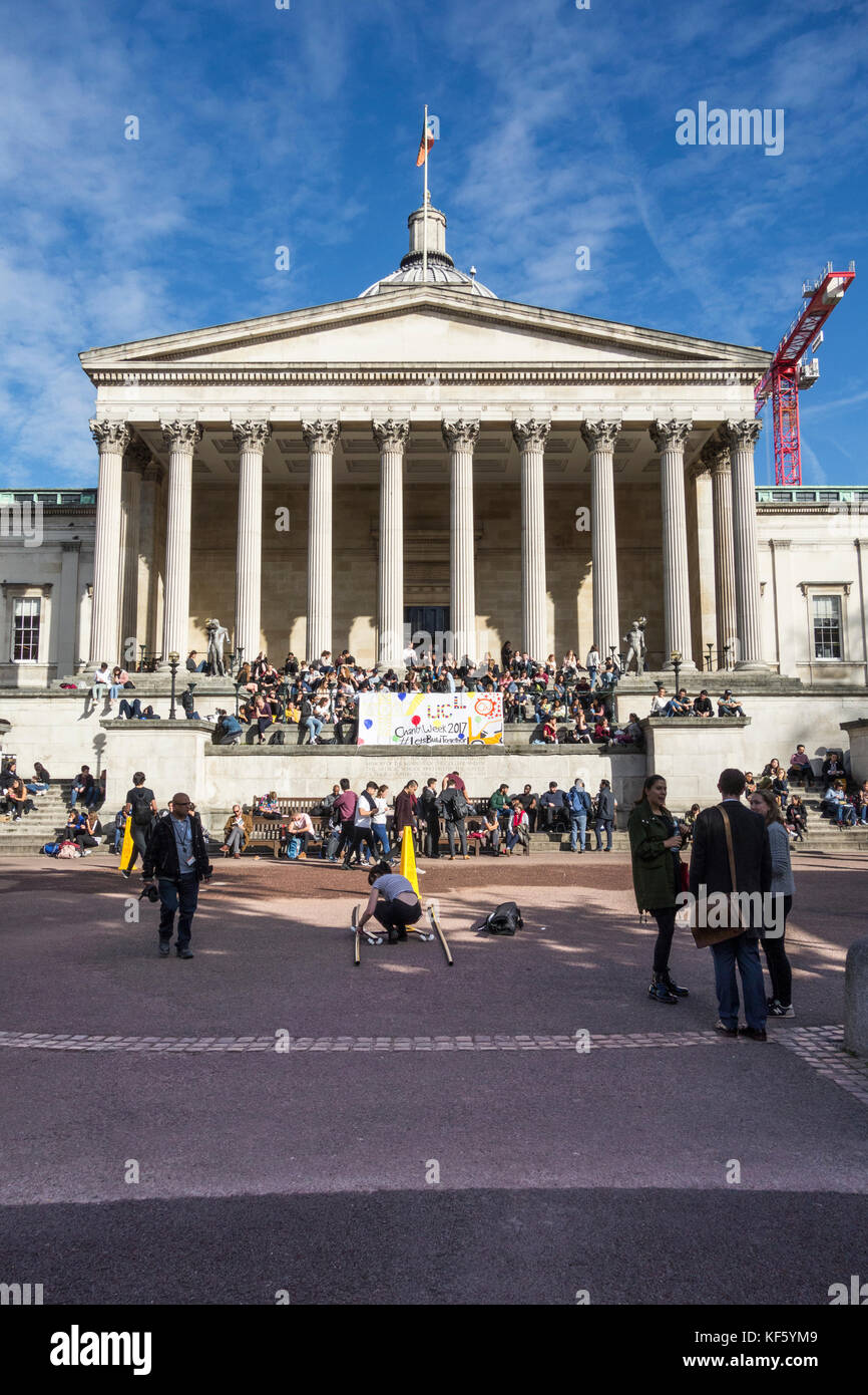 Étudiants qui déjeunent dans le Quad pendant la semaine de la Charité à l'Université de Londres (UCL), Royaume-Uni Banque D'Images