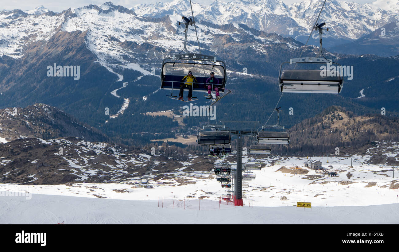 Madonna di campliglio, italie - apirl skieur et snowboarder 8 : à l'aide de remontées mécaniques en station de ski populaire Banque D'Images