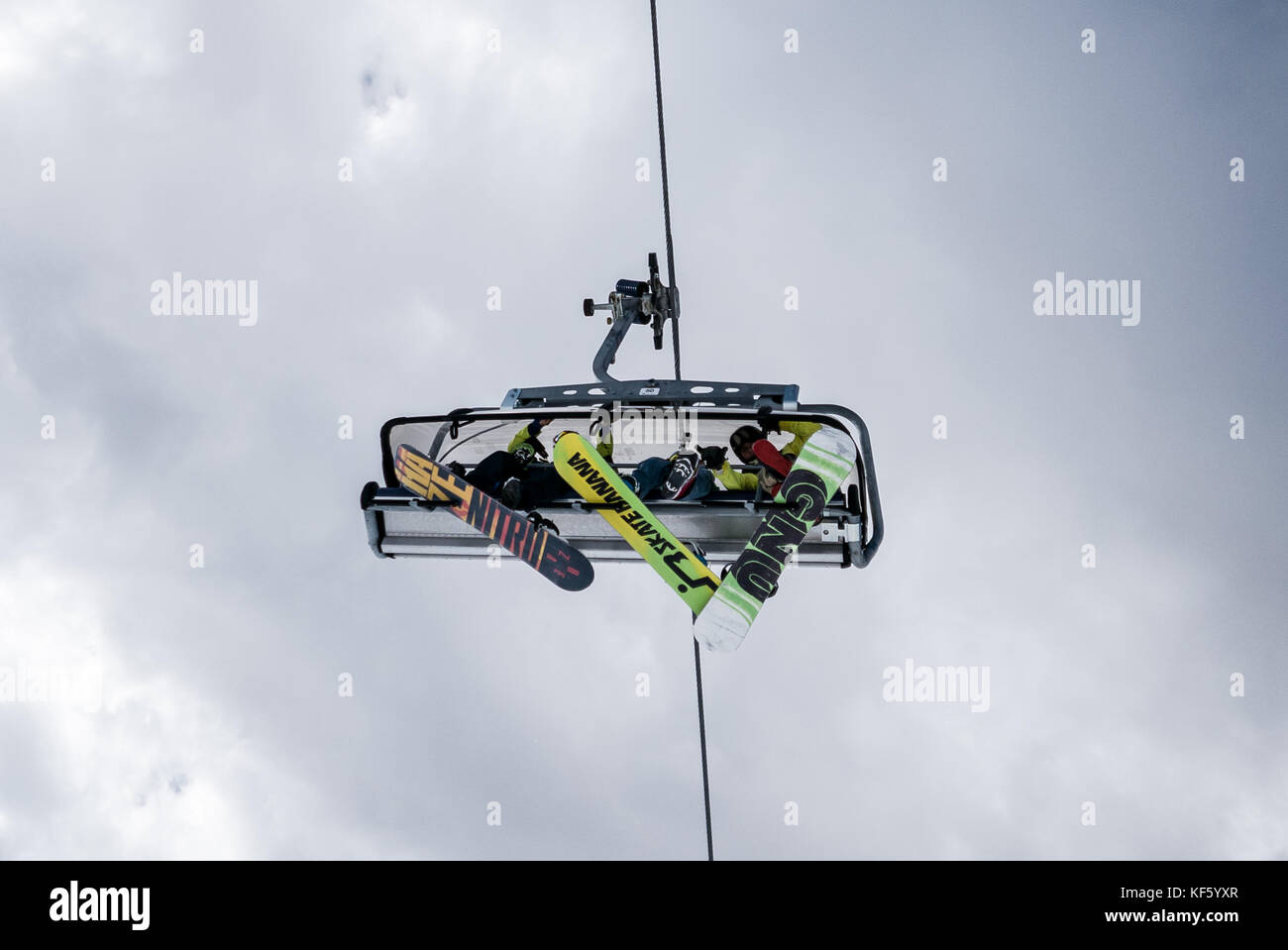Madonna di campliglio, italie - apirl 8 snowboarders : à l'aide de remontées mécaniques en station de ski populaire Banque D'Images